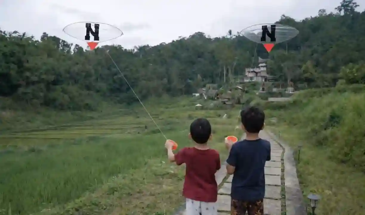 Layang-layang Aktivitas santai di area sawah Sikabu Glamping Sumatera Barat